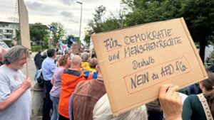 Polizei mit Großaufgebot in Esslingen: Hunderte Menschen demonstrieren gegen die AfD